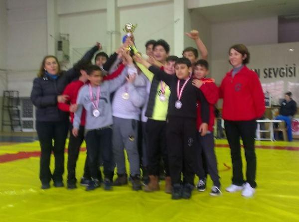 Okul Yıldız Erkek Güreş Takımımız Madalyaları Topladı