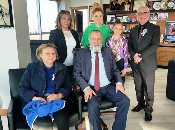 Başarılı sporcumuz ve öğretmenleri Kepez Belediye Başkanını ziyaret etti.